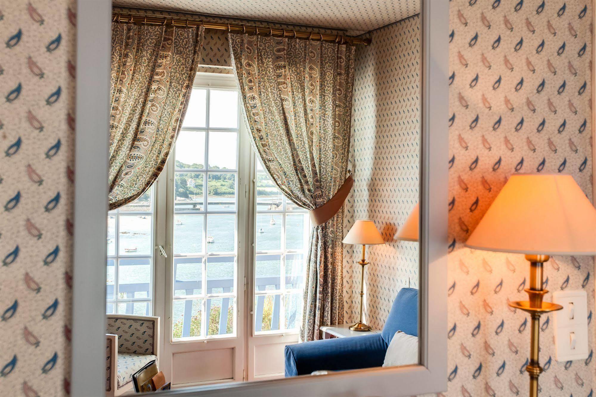 Le Goyen Hotel Audierne Bagian luar foto