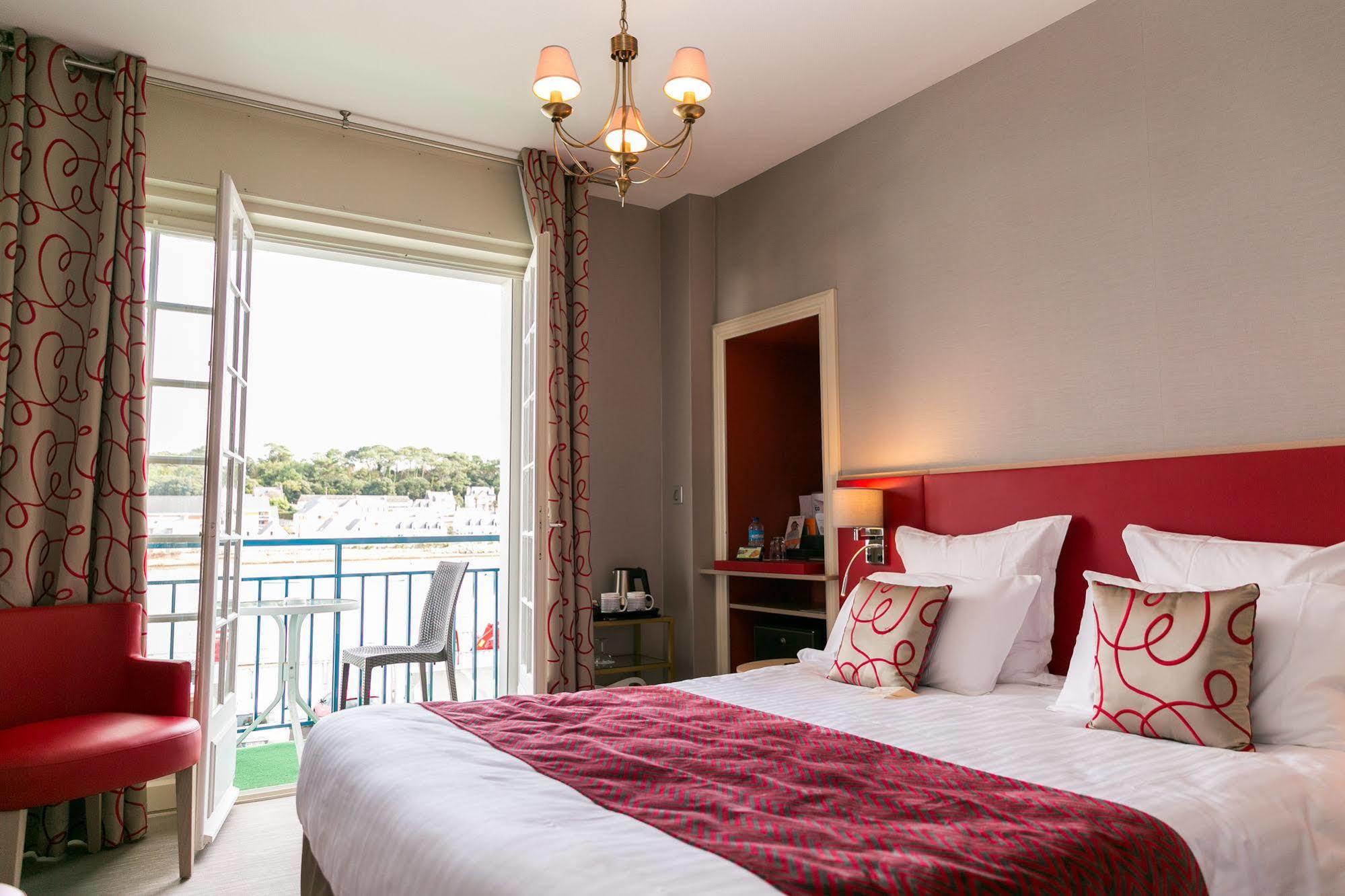 Le Goyen Hotel Audierne Bagian luar foto