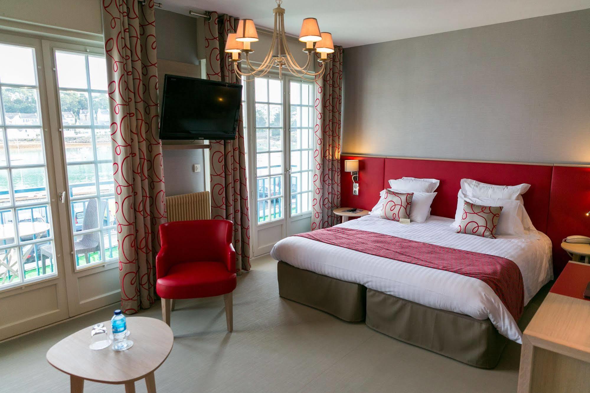 Le Goyen Hotel Audierne Bagian luar foto